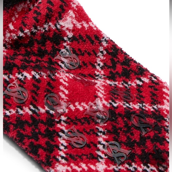 VICTORIA’S SECRET SOFT COZY FLEECE THROW BLANKET RED PLAID & Marshmallow Socks - Picture 3 of 4